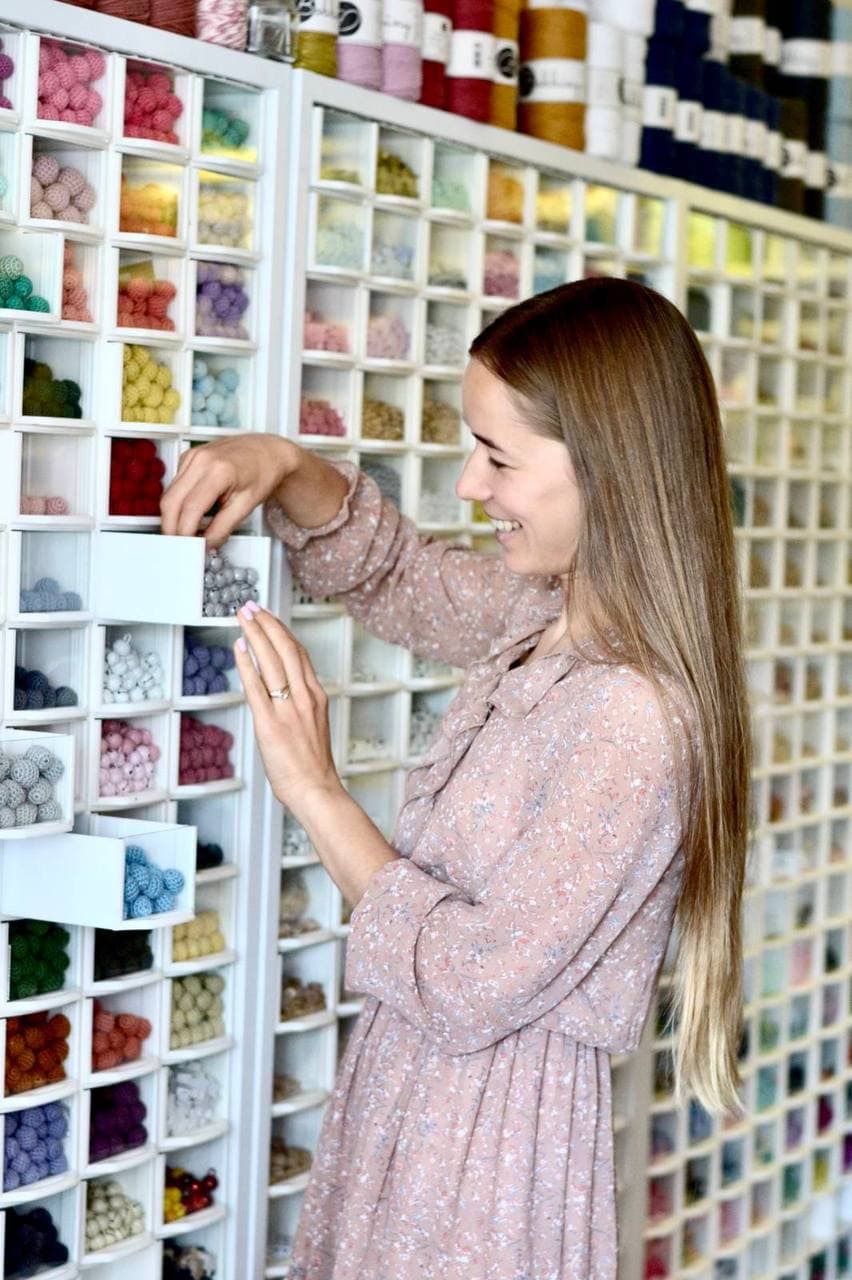 Gründerin von Kidsome bei der Auswahl von Materialien in der Werkstatt