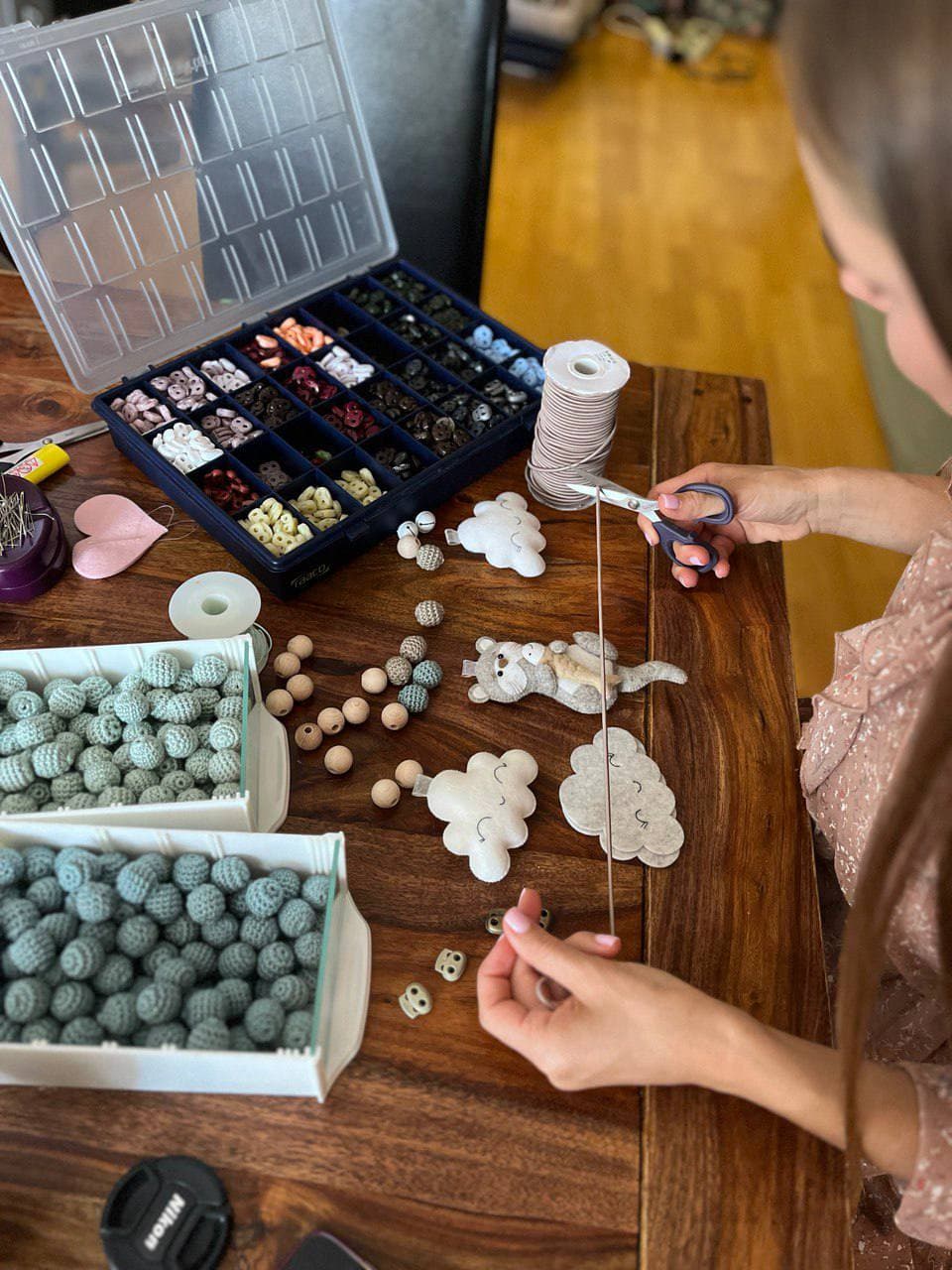 Handarbeit in der Kidsome-Werkstatt — Kinderwagenkette wird gefertigt