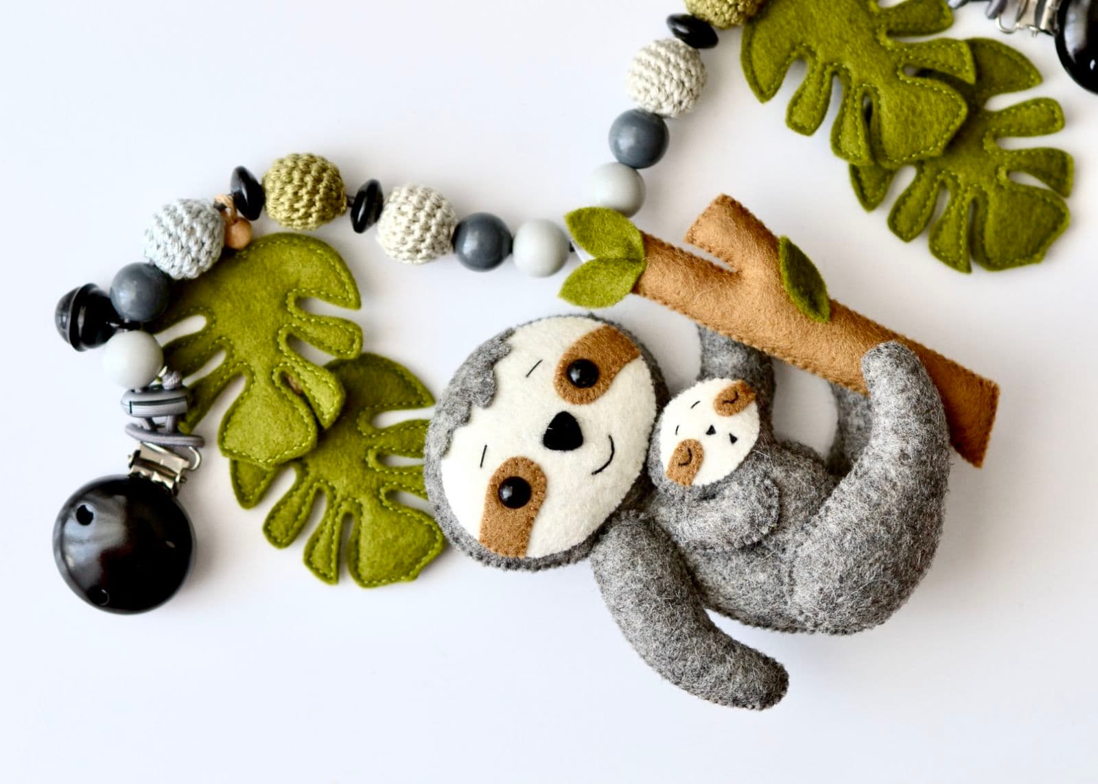 Kinderwagenkette Faultier Grau mit Monstera