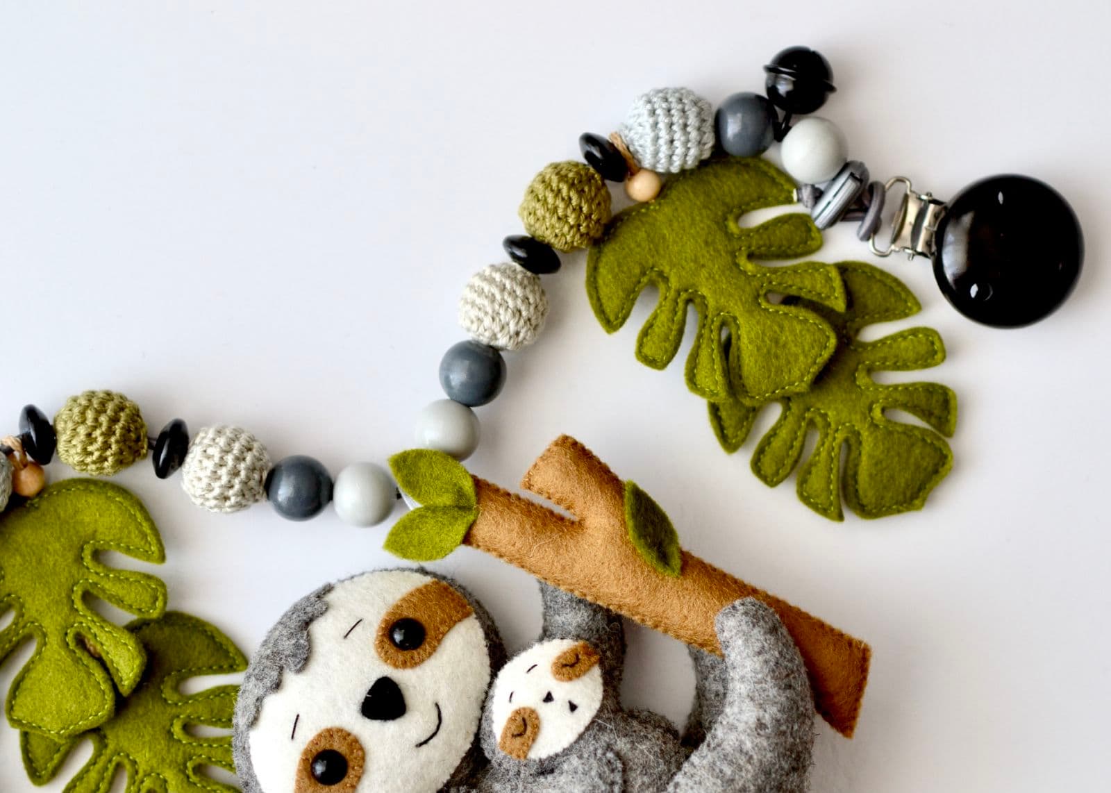 Kinderwagenkette Faultier Grau mit Monstera - 3