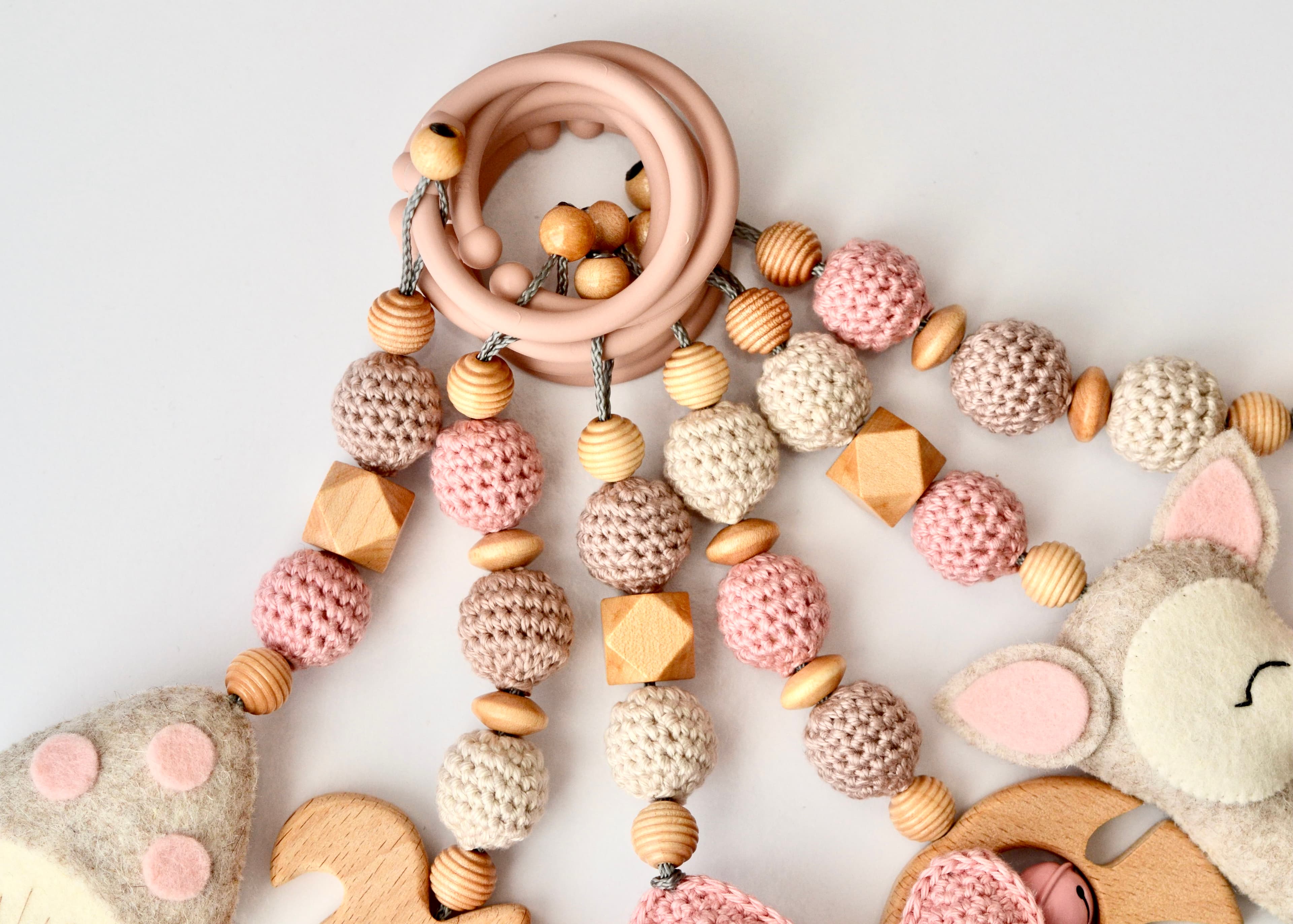 Spielbogen aus Holz, Babyspielzeug, Anhänger Reh , Monstera Blatt - 2