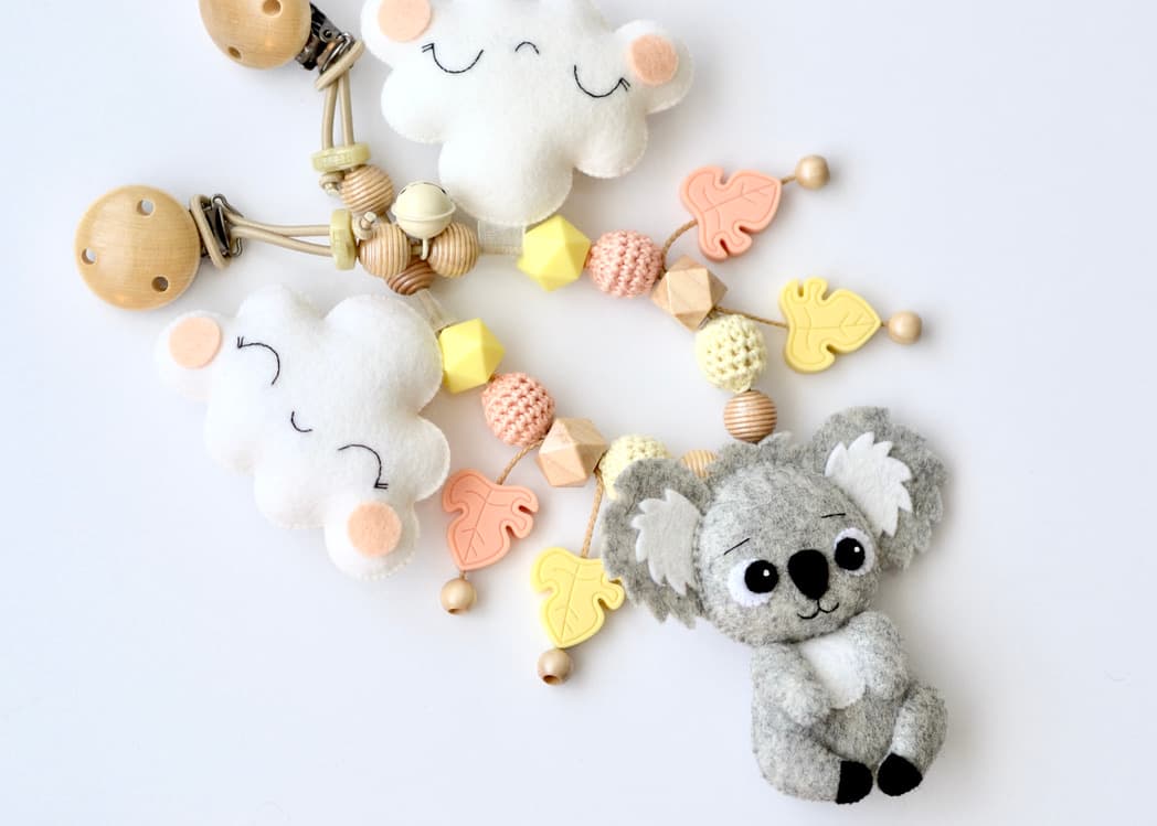 Kinderwagenkette Koala Grau mit Wolken